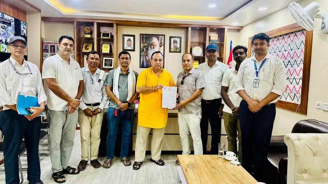 वीरगंज, १२ असोज वीरगंज महानगरपालिकाले मुख्य सडक विस्तारको कामसँगै विद्युत्का तार भूमिगत गर्न आवश्यक बजेट व्यवस्थापन गर्न माग गरेको छ। महानगर प्रमुख राजेशमान सिंहले भूमिगत विद्युत् प्रणाली निर्माणका लागि बजेट व्यवस्था गर्न माग गर्दै सडक डिभिजन कार्यालय, हेटौँडाका प्रमुख किरण कार्कीलाई पत्र बुझाएका छन्। त्रिभुवन राजपथअन्तर्गत गण्डक–घण्टाघर–भन्सार सडकखण्ड विस्तार भइरहेकाले विद्युत्का पोल तथा तारलाई पनि दीर्घकालीन रूपमा व्यवस्थापन गर्नुपर्ने महानगरको भनाइ छ। सडक विस्तारपछि पुनः ओभरहेड तार जडान गर्दा सडक मर्मत, भविष्यमा सडक विस्तार, यातायात व्यवस्थापन तथा शहरी सौन्दर्यीकरणमा समस्या आउन सक्ने भन्दै महानगरले सडक विस्तारकै क्रममा विद्युत् तार भूमिगत गर्न आग्रह गरेको हो। यसअघि पनि मेयर सिंहले आवश्यक बजेट विनियोजनका लागि ऊर्जा, जलस्रोत तथा सिँचाइ मन्त्रालयलाई पत्राचार गरेका थिए। महानगरले सडक विस्तारसँगै विद्युत् प्रणाली भूमिगत गर्ने कार्यका लागि सम्बन्धित निकायबीच समन्वय र आवश्यक बजेट व्यवस्थापनमा जोड दिएको छ।
