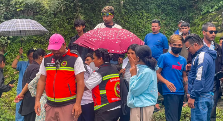 काठमाडौंको त्रिपुरेश्वरमा बसमा आफैंलाई आगो लगाएर गम्भीर घाइते भएका चालक अर्जुन दोङ तामाङको उपचारका क्रममा मृत्यु भएको छ।