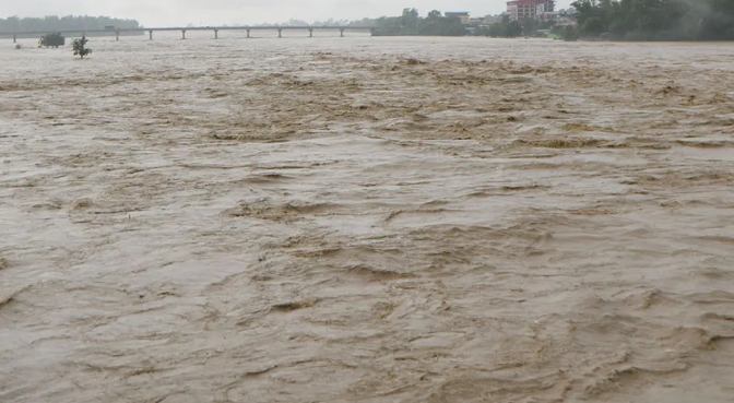 सुस्तामा नारायणीको बाढी बस्तीमा पस्यो, ७८ परिवार सुरक्षित स्थानमा सारिए