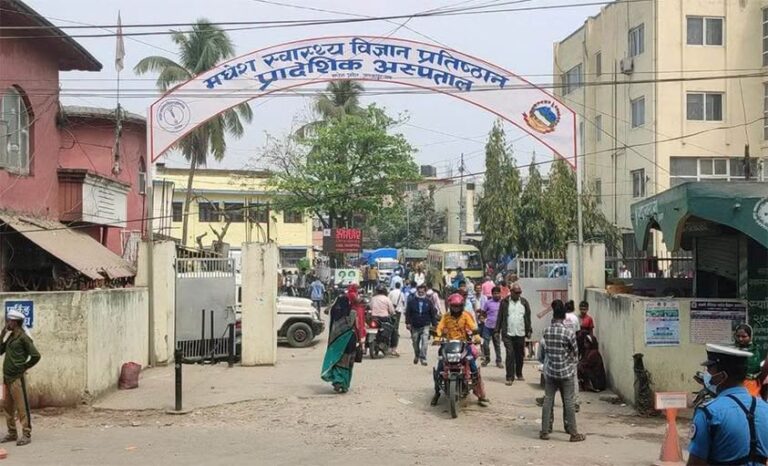 दुर्घटनामा घाइते युवकको मृत्युपछि जनकपुरको प्रादेशिक अस्पतालमा ढुंगामुढा