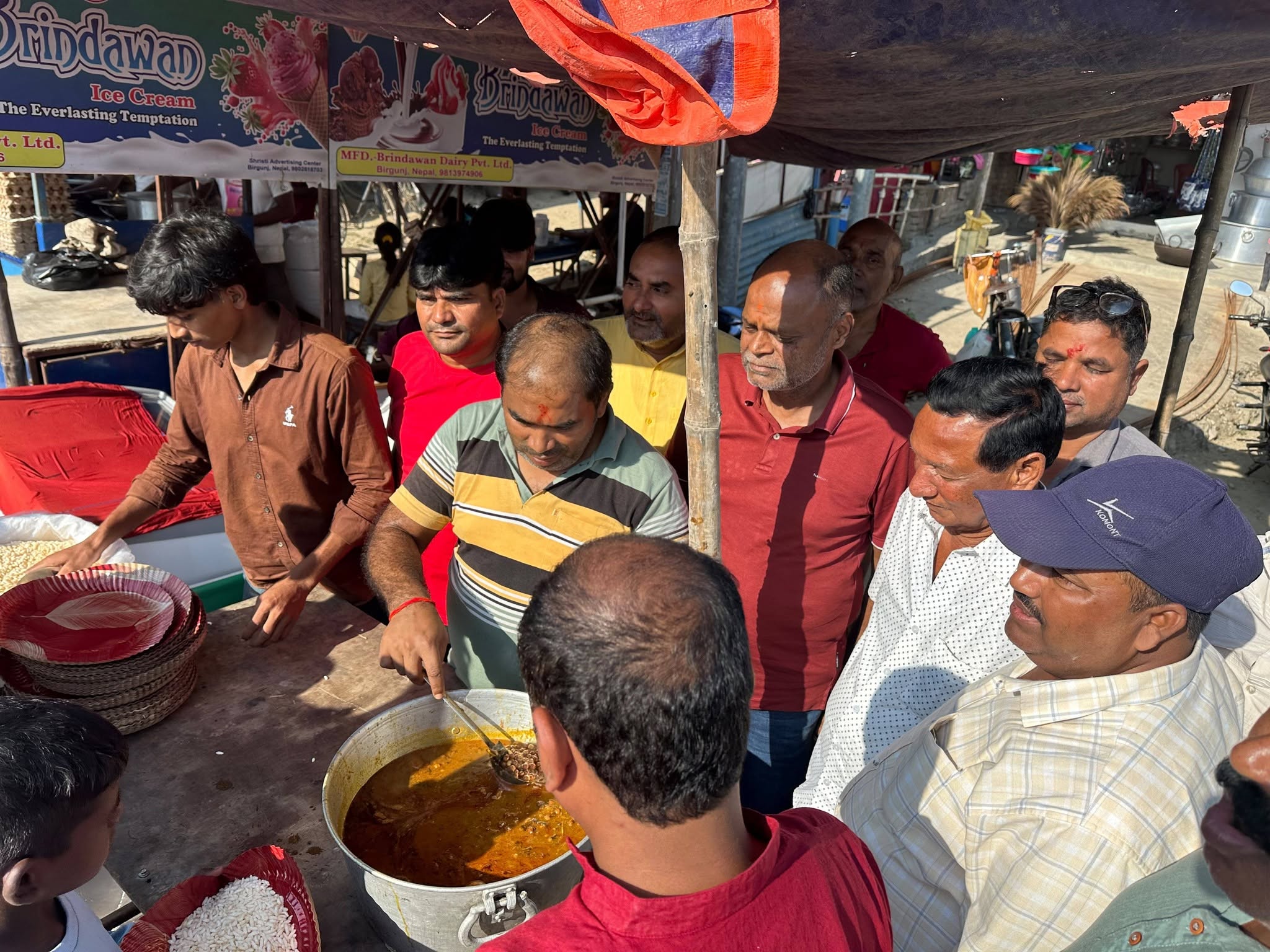 बिजया दशमीको मेलामा पूर्व नगरप्रमुख सरावगीद्वारा भुजा–चना वितरण